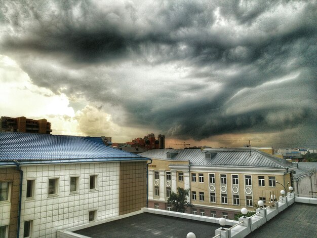 Foto gebäude gegen einen bewölkten himmel