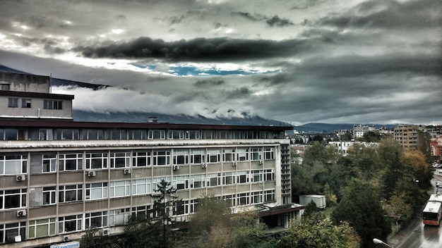 Foto gebäude gegen einen bewölkten himmel