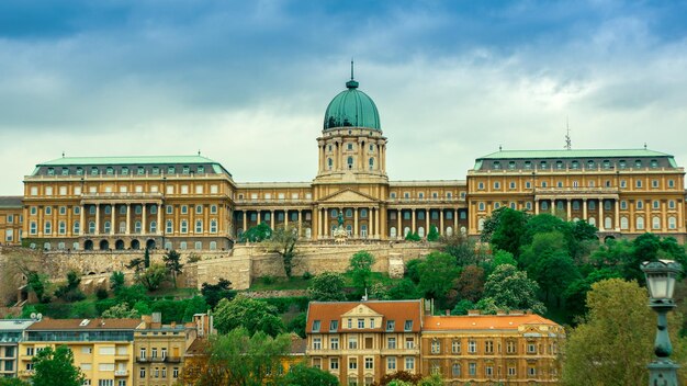 Foto gebäude gegen einen bewölkten himmel