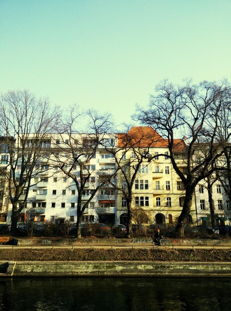 Foto gebäude gegen einen klaren blauen himmel