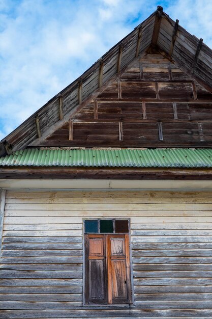 Gebäude im alten thailändischen Stil mit Wand- und Dachkonstruktion aus Holz