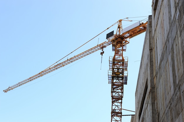 Gebäude im Bau und Kräne unter einem blauen Himmel