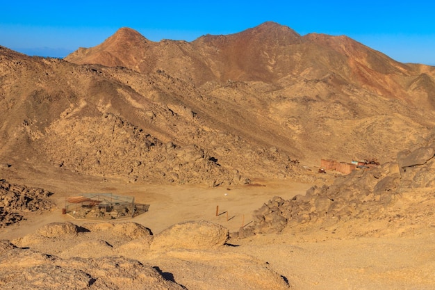 Gebäude im Beduinendorf in der arabischen Wüste Ägypten Ansicht von oben