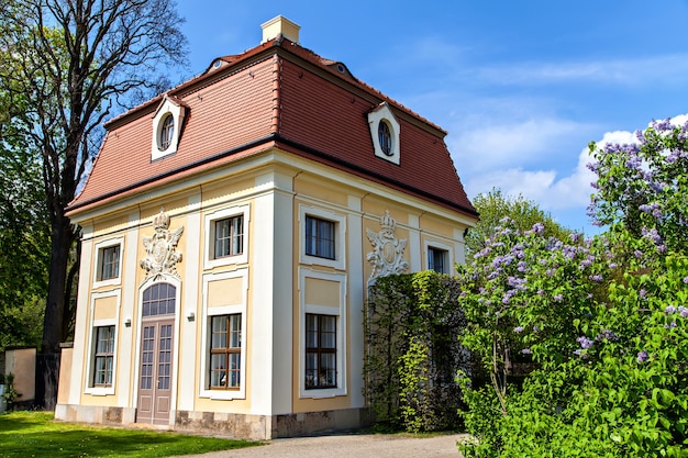 Gebäude im Park des Schlosses Moritzburg Deutschland