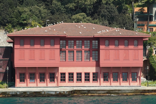 Gebäude in der Bosporus-Straßenseite von Istanbul Turkiye