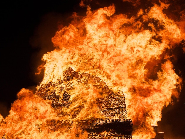 Foto gebäude in der nacht in flammen