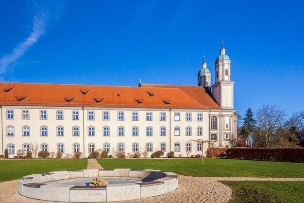 Gebäude in der Stadt gegen den blauen Himmel