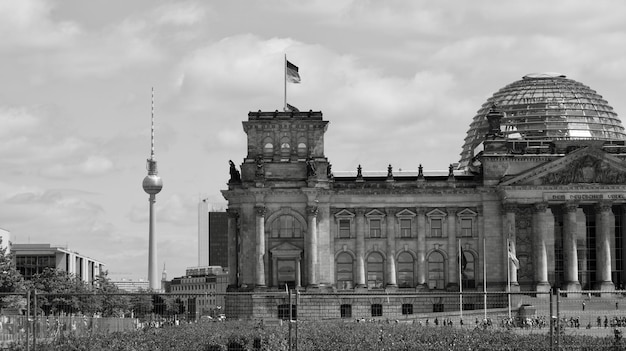 Gebäude in der Stadt gegen einen bewölkten Himmel