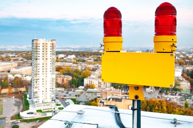 Gebäude in der Stadt mit Dächern signalisieren Licht und Blitzschutz