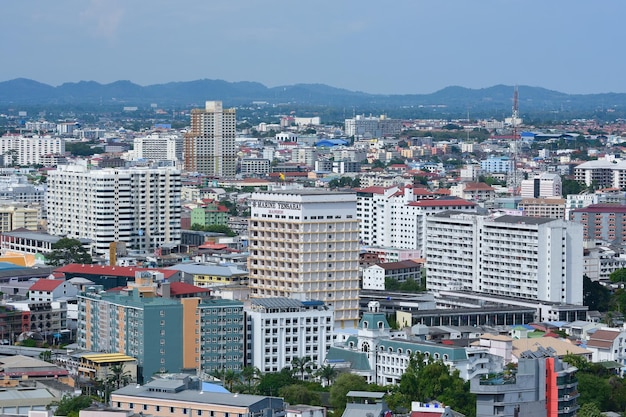 Gebäude in der Stadt voller Eigentumswohnungen und Hotels aus der Vogelperspektive in Pattaya, aufgenommen am 8. Juli 2023 in Pattaya, Thailand