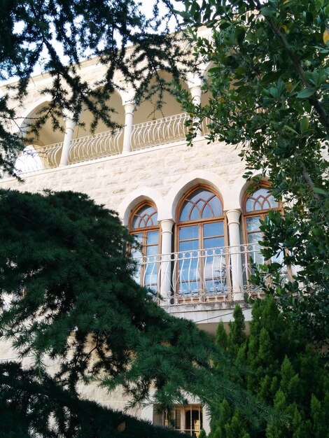 Gebäude mit Bäumen im Hintergrund