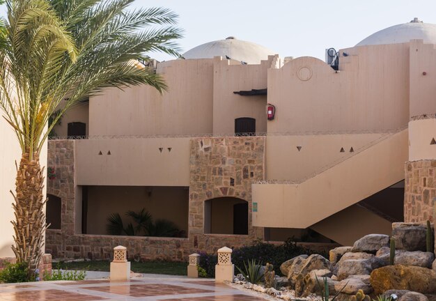 Gebäude mit Palmen in einem Resort im Urlaub