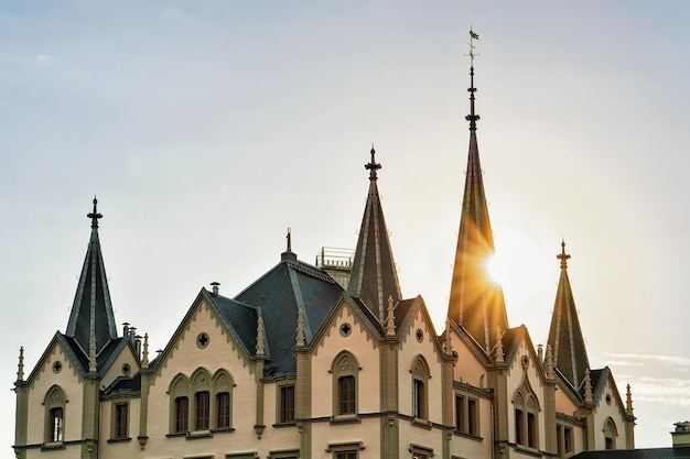 Gebäude mit Türmen in Vevey mit Sonnenstrahlen durch einen der Kirchtürme, Kanton Waadt, Schweiz