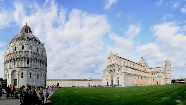 Gebäude mit Turm in Pisa-Panorama