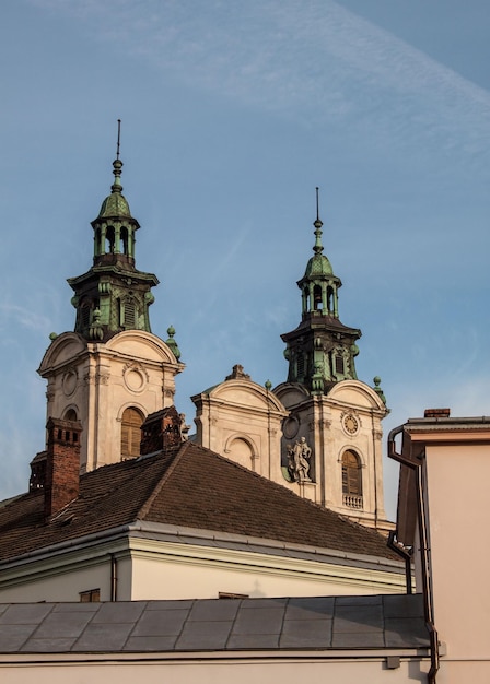 Gebäude mit zwei Türmen auf Himmelshintergrund