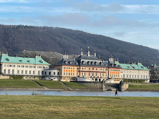 Gebäude nach Berg gegen den Himmel