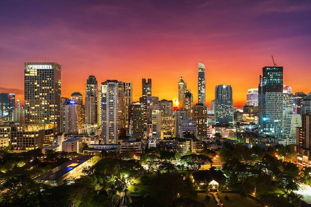 Gebäude Stadtbild in der Nähe von Witthayu Road mit Sonnenuntergang in der Dämmerung in der Stadt Bangkok Thailand