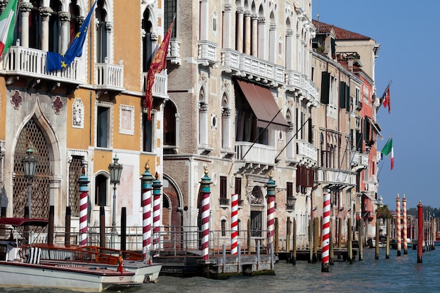 Gebäude und Boote von Grand Canal in Venedig