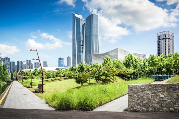 Gebäude und grüne Parks in einer modernen Großstadt