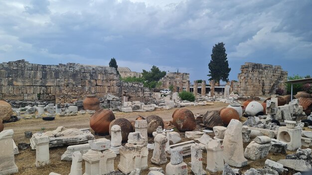 Foto gebäude und krüge in der stadt ephesus gegen den himmel