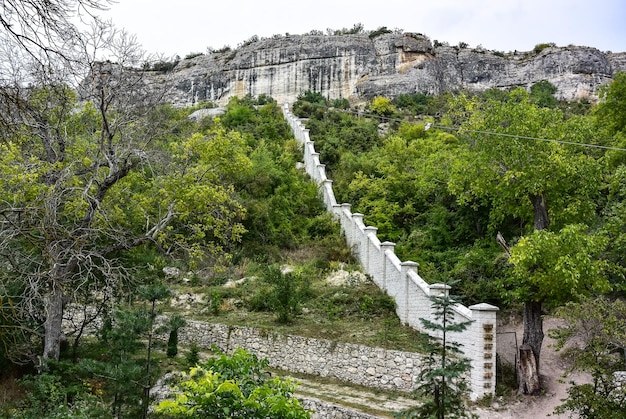 Gebäude und Strukturen des Klosters Holy Dormition in der Schlucht von St. Mary Bakhchisarai 2019 Krim