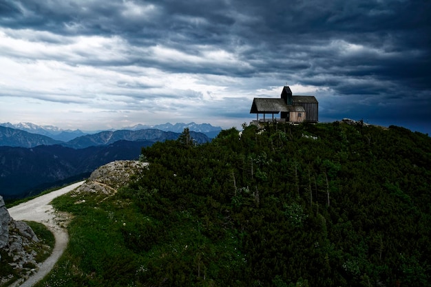 Gebäude von Bergen gegen den Himmel