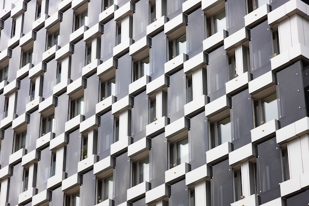 Gebäudearchitektur Details, Fassadengestaltung. Modernes Gebäude Schwarz und Grau.