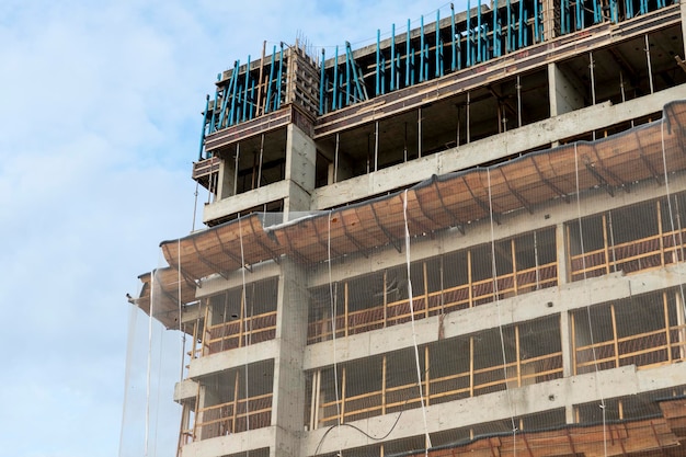 Gebäudedetail im Bau mit Schutzschirmen