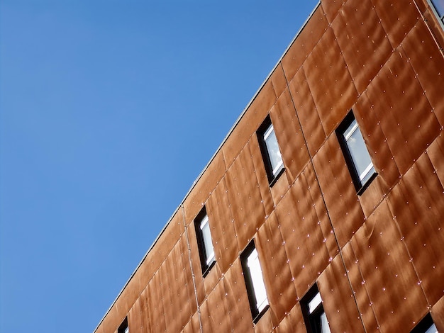 Gebäudefassade aus Stahlblechen Cortenstahl