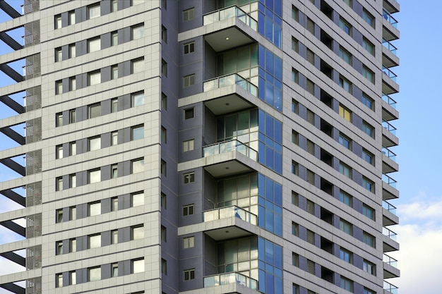 Gebäudefenster und Balkone im Gebäude Moderne Mehrfamilienhäuser in neuer Nachbarschaft Textur