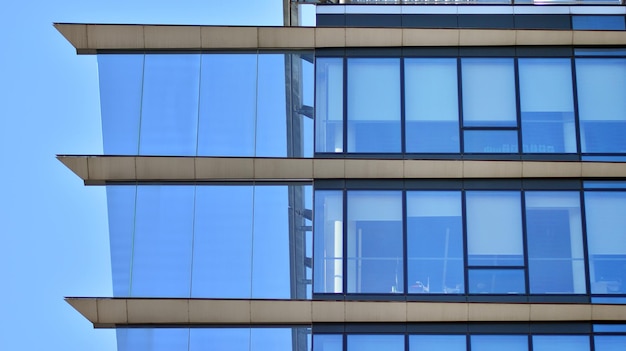 Gebäudefragmente im Geschäftsviertel der modernen Stadt Hochhaus-Bürogebäude i