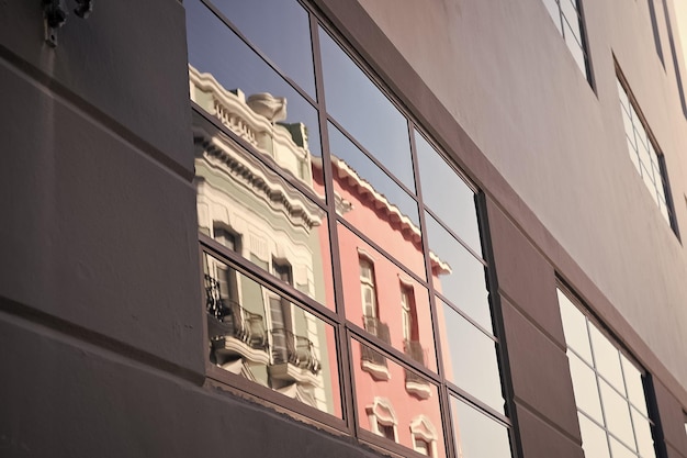 Gebäudewand mit reflektiertem Fensterglas