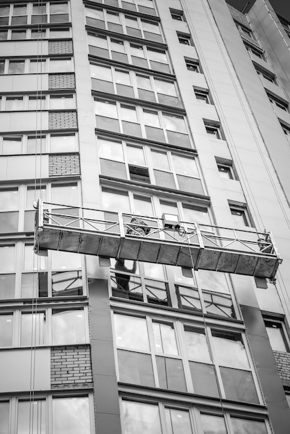 Gebäudewiege an der Fassade des im Bau befindlichen Gebäudes