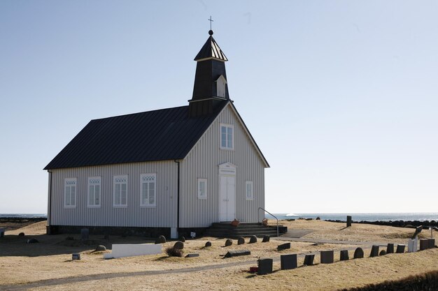 Gebautes Bauwerk am Strand am Meer vor klarem Himmel