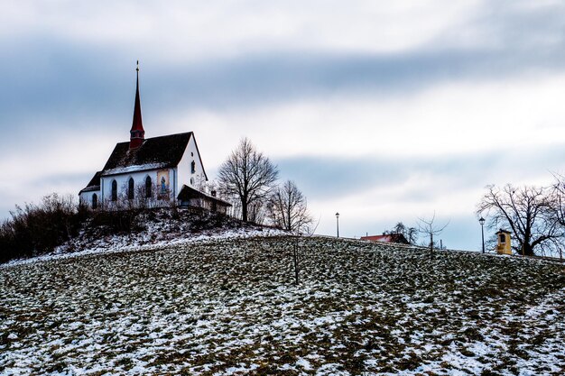 Gebautes Bauwerk gegen den Himmel im Winter