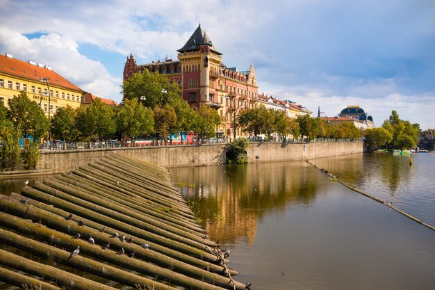 Gebautes Gebäude am Fluss gegen den Himmel