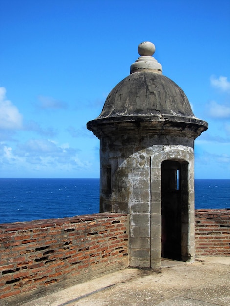 Gebautes Gebäude am Meer gegen den Himmel