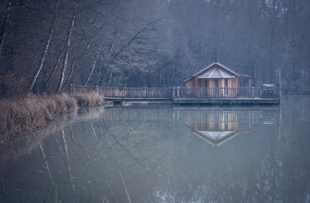 Gebautes Gebäude am See im Winter