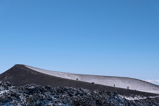 Gebautes Gebäude an Land vor klarem blauem Himmel