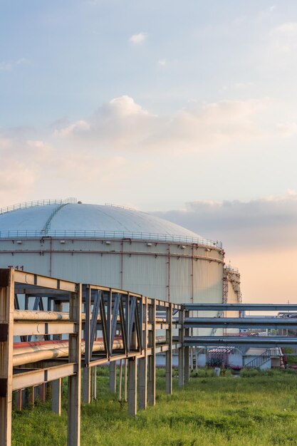 Foto gebautes gebäude auf dem feld gegen den himmel bei sonnenuntergang