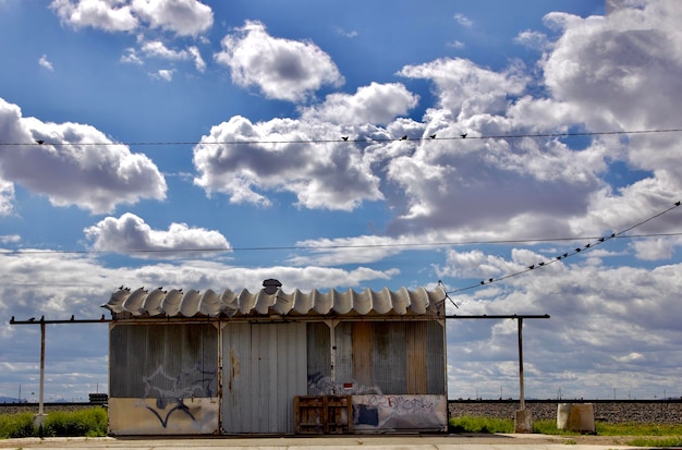 Foto gebautes gebäude auf dem feld gegen den himmel