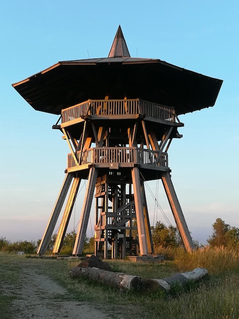 Foto gebautes gebäude auf dem feld gegen den himmel