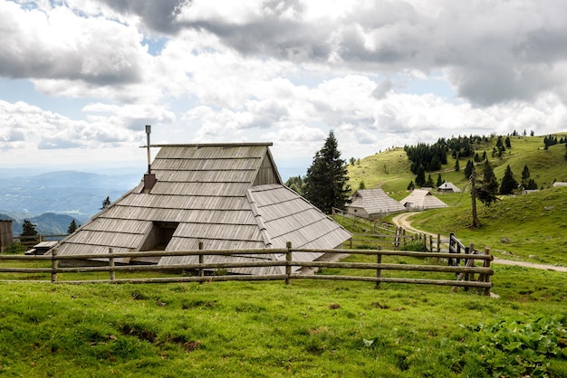 Gebautes Gebäude auf dem Feld gegen den Himmel