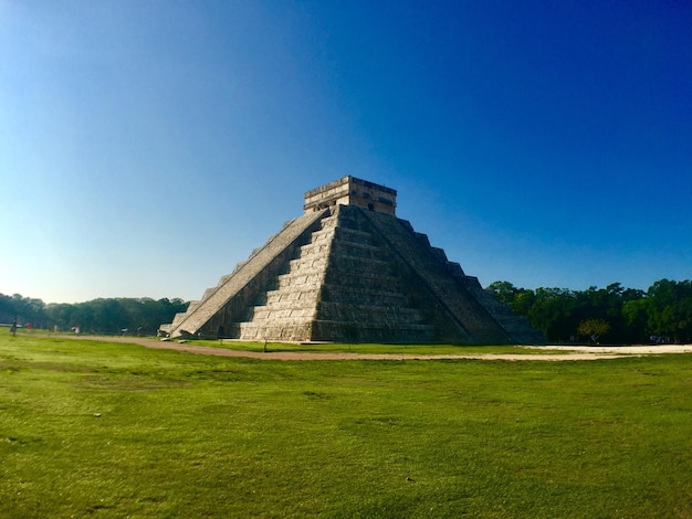 Foto gebautes gebäude auf dem feld vor klarem blauen himmel