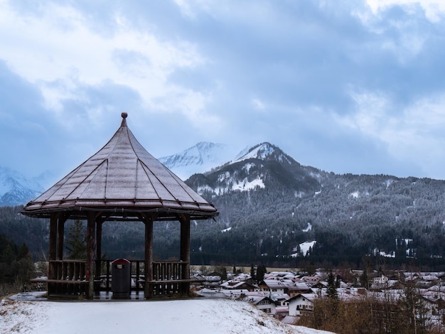 Gebautes Gebäude auf einem schneebedeckten Berg gegen den Himmel