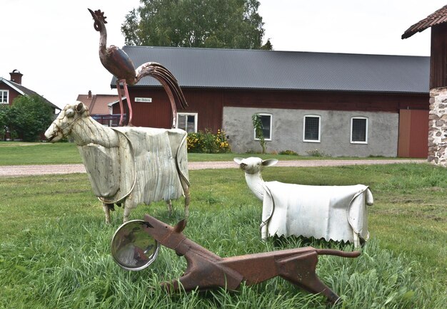 Foto gebautes gebäude auf grasbewachsenem feld