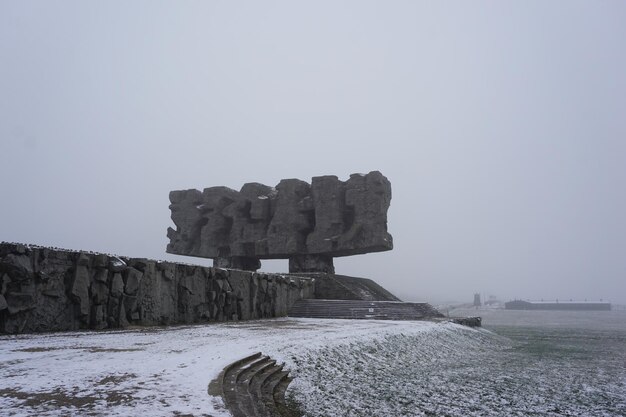 Foto gebautes gebäude auf schneebedecktem land vor klarem himmel