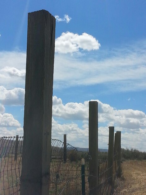 Gebautes Gebäude gegen bewölkten Himmel