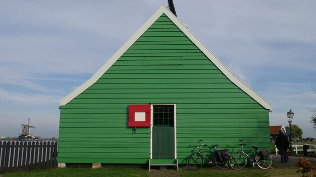 Foto gebautes gebäude gegen bewölkten himmel