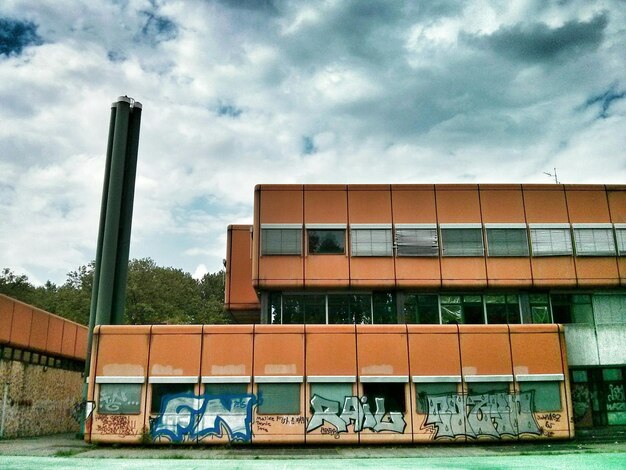 Foto gebautes gebäude gegen bewölkten himmel